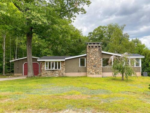 Great Location. Sleeps 10. Hot Tub. Updated