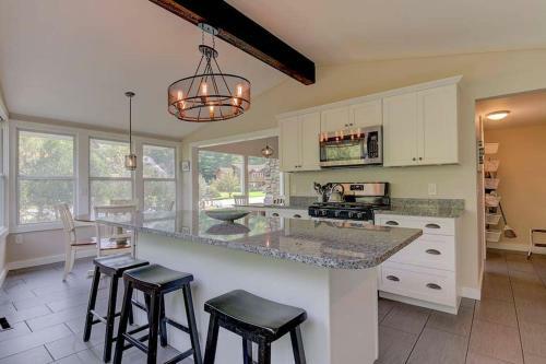 Great Location. Sleeps 10. Hot Tub. Updated