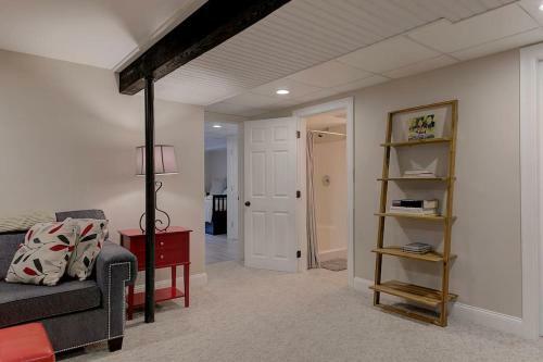 Great Location. Sleeps 10. Hot Tub. Updated
