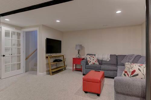 Great Location. Sleeps 10. Hot Tub. Updated