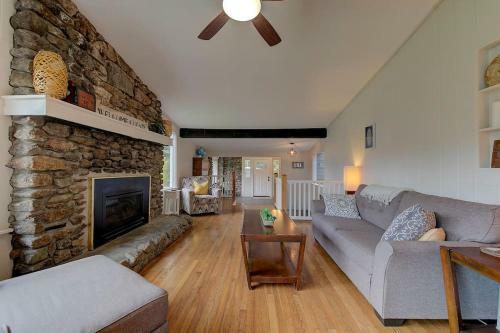 Great Location. Sleeps 10. Hot Tub. Updated
