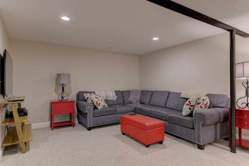Great Location. Sleeps 10. Hot Tub. Updated