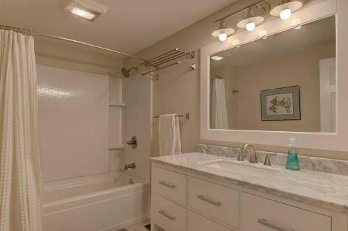 Great Location. Sleeps 10. Hot Tub. Updated