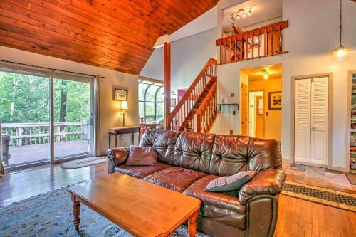 Rustic Intervale Hideaway With Deck And Wooded Views!