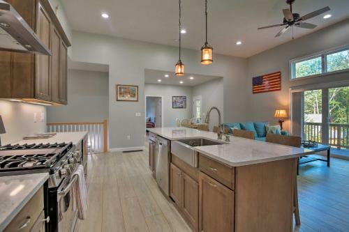 Gilford House With Deck And Grill - Mins To Beach!