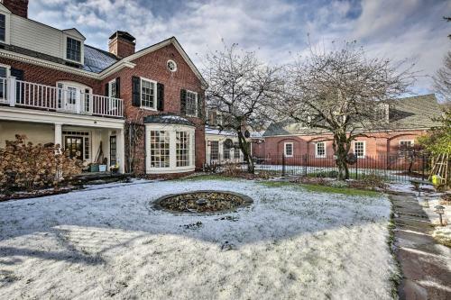 Grand Estate With Courtyard - 2 Mi To Downtown!