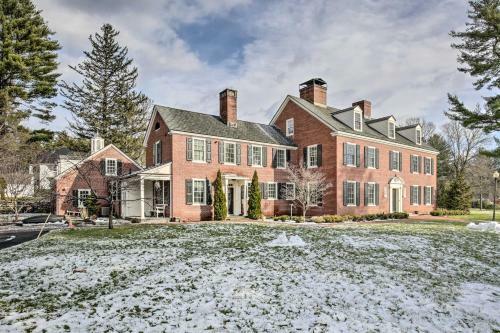 Grand Estate With Courtyard - 2 Mi To Downtown!