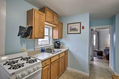 Ocean-view Apartment - Walk To Cafes And Beach!