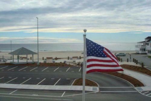 Apartment With Ocean Views Walk To Hampton Bch!