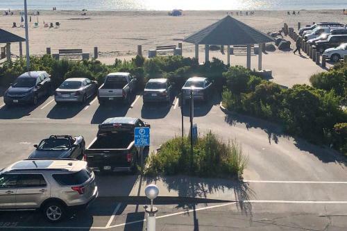 Apartment With Ocean Views Walk To Hampton Bch!