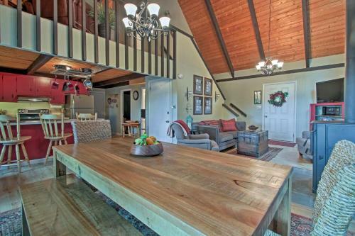 Conway Area Chalet With Mountain Views And Fire Pit!