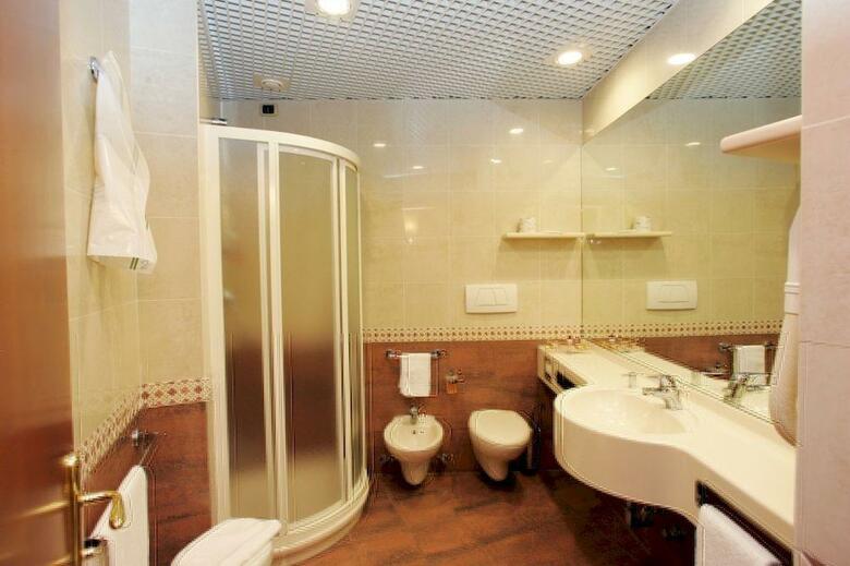 Mokinba Hotels King