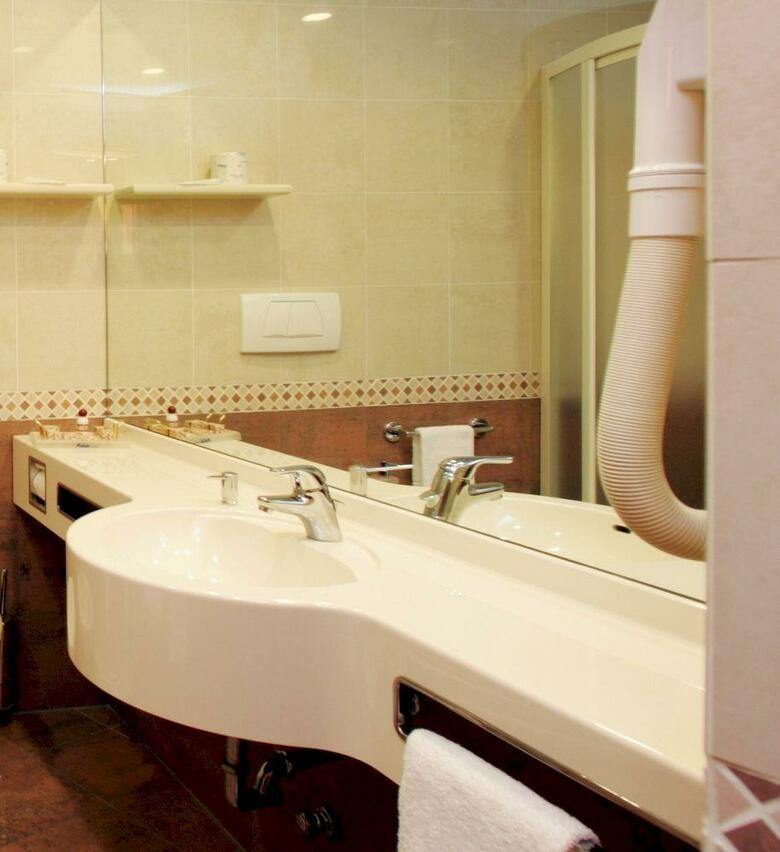Mokinba Hotels King