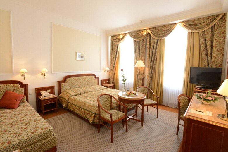 Hotel Ambassador-zlat� Husa
