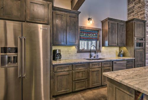 Custom Mountain Home Views, Hot Tub And Fire Pit!
