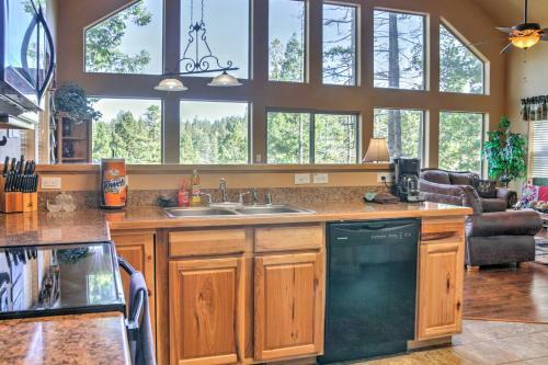 Cozy Cloudcroft Cabin With Serene Wooded Views And Deck