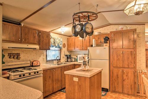 Rustic Cloudcroft Cabin With Deck-near Skiing And Fishing!