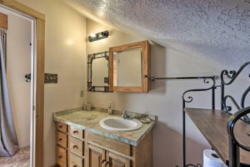 Cozy Angel Fire Cabin 10 Min From Ski Slopes!