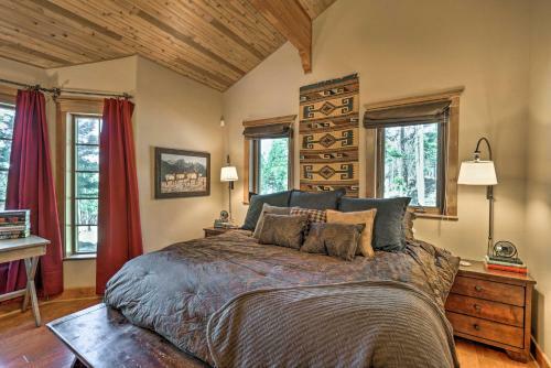 Grinning Bear Lodge With Deck, 5mi To Resort!
