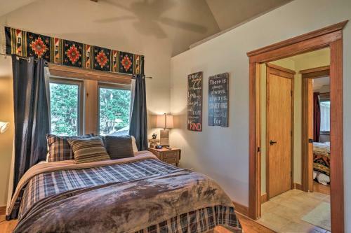 Grinning Bear Lodge With Deck, 5mi To Resort!
