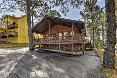 Ruidoso Cabin With Hot Tub And Golf Course Views!
