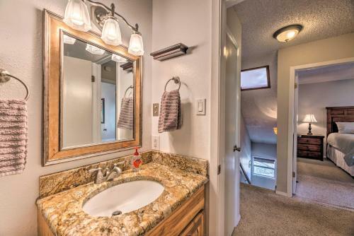 Apartamento Cozy Retreat With Deck - 2 5 Mi To Cedar Creek!