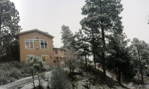 Quiet Ruidoso Hideaway - 2 Mi To Grindstone Lake!