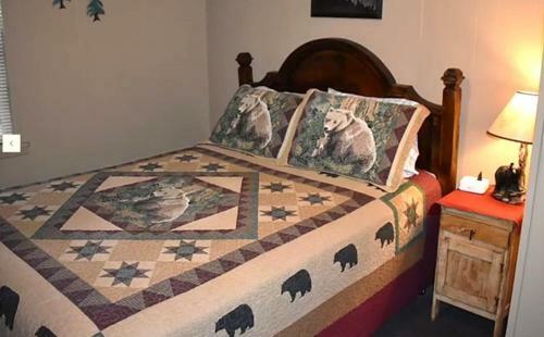 Cozy Bear 6, 1 Bedroom, Fireplace, Midtown, Sleeps 4
