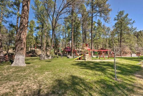 Apartamento Ruidoso Getaway With Deck - Walk To Downtown!