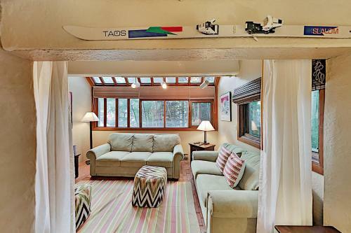 Apartamento Chic Forest-view Condo With Balcony - Near Slopes! Condo