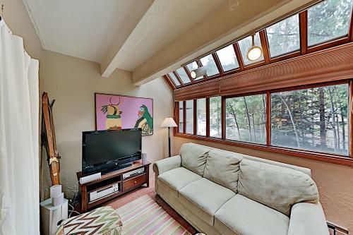 Apartamento Chic Forest-view Condo With Balcony - Near Slopes! Condo
