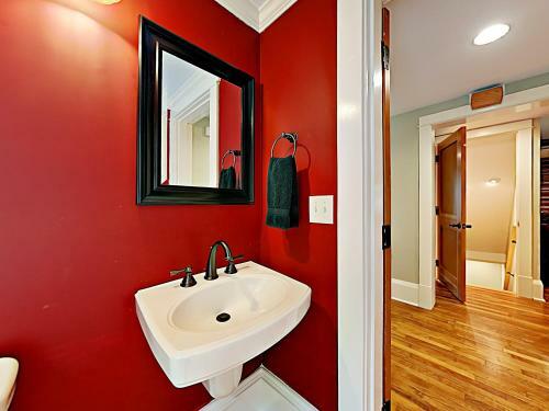 Beautifully Refitted Classic Cabin With Pond Cabin