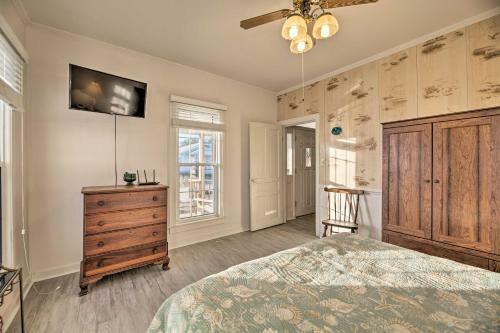 Charming Retreat With Water View, Walk To Downtown