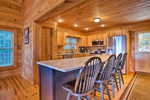 House Of Views In Beech Mountain With Hot Tub, Deck