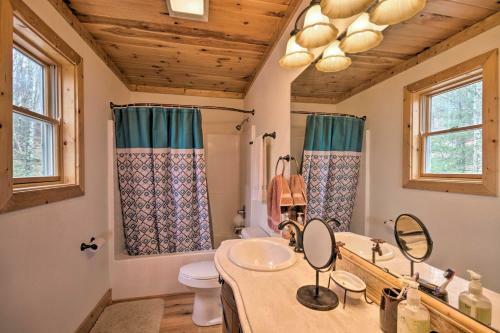 Getaway With Game Room And Views - 3 Mi To Beech Mtn!
