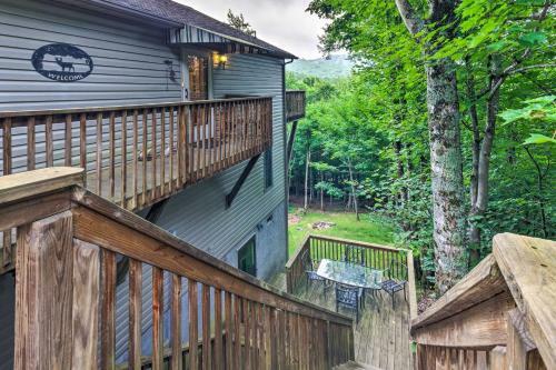 Warm Wooded Cabin With 2-story Deck And Mtn Views!