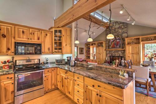Deluxe Lakefront Mtn Escape With Club Amenities