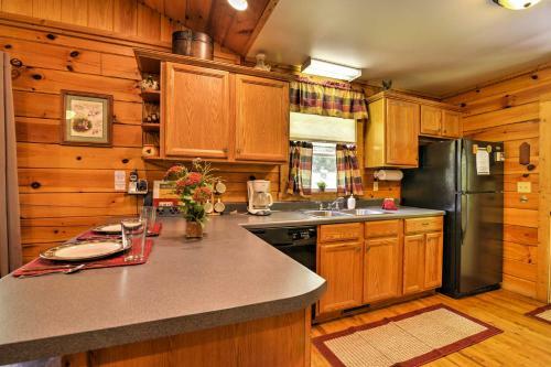 Fox Creek Hillside Cabin With Hot Tub And Fire Pit!