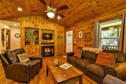 Fox Creek Hillside Cabin With Hot Tub And Fire Pit!