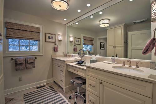 Mirror Lake Cottage With Private Deck, Waterfall