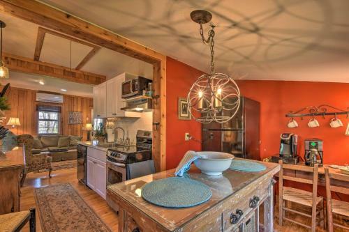 Charming Cottage With Deck - 1 5 Mi To Downtown