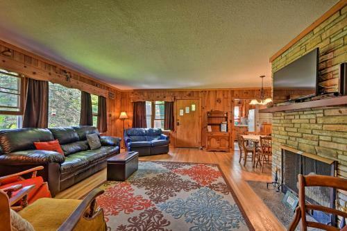 Rolling Acres Highlands Cabin With Fire Pit!