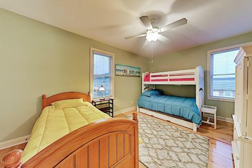 Spacious Coastal Escape - 2 Decks - Steps To Beach Home