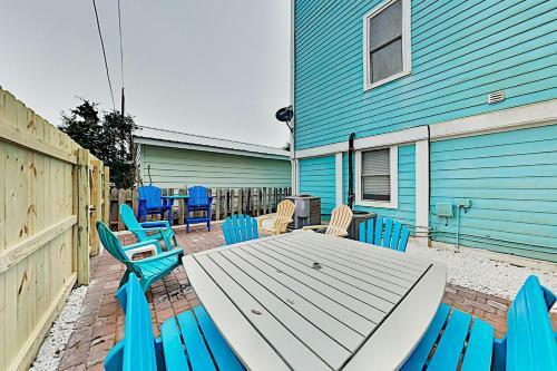 Spacious Coastal Escape - 2 Decks - Steps To Beach Home