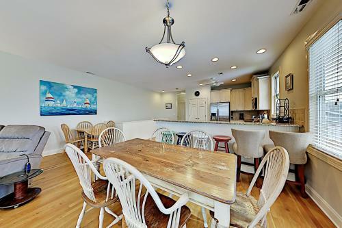 Spacious Coastal Escape - 2 Decks - Steps To Beach Home