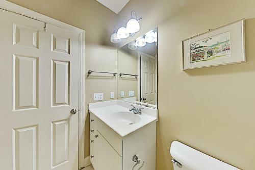 Spacious Coastal Escape - 2 Decks - Steps To Beach Home