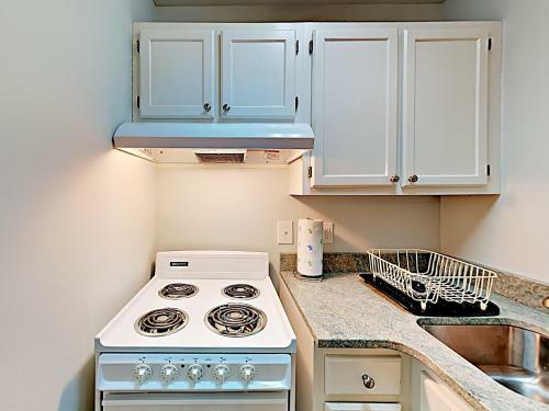 Apartamento New Listing! Pelican Perch - Walk To Beach Home