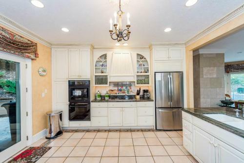 Magnificant & Private Lakefront Estate Home