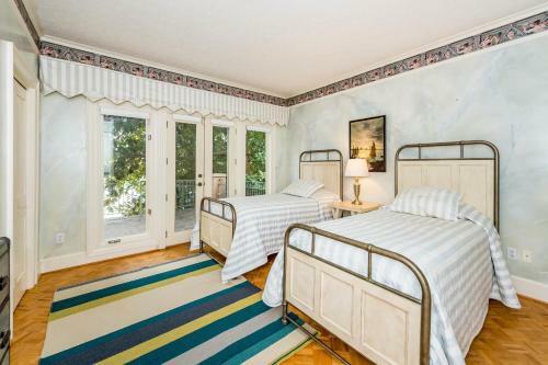Magnificant & Private Lakefront Estate Home