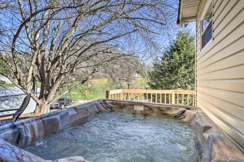 Hot Tub And Fire Pit At Blue Ridge Bungalow!